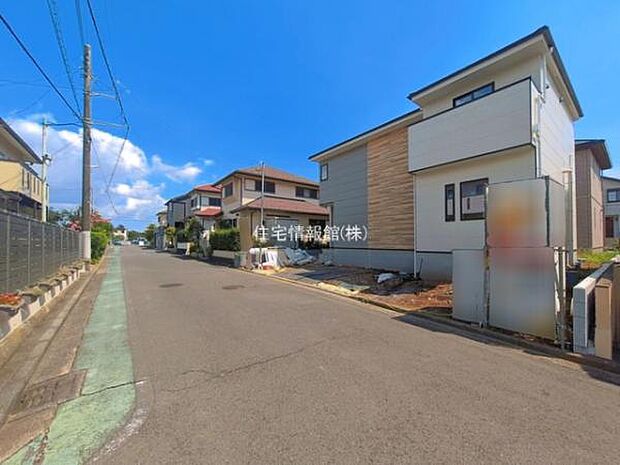 前面道路を含めた現地写真です。