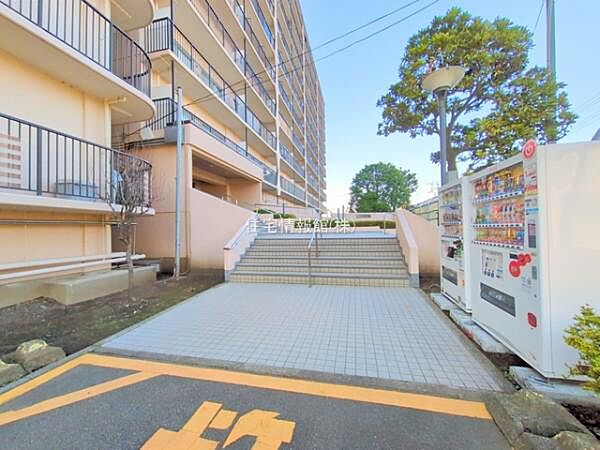 ゆったりとした印象のエントランスです。