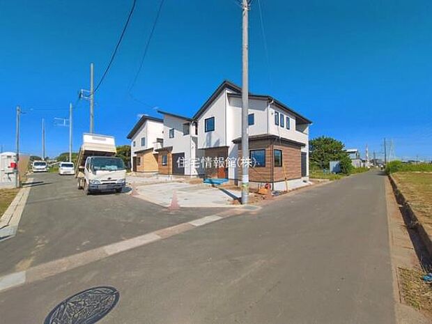 前面道路を含めた現地写真です。