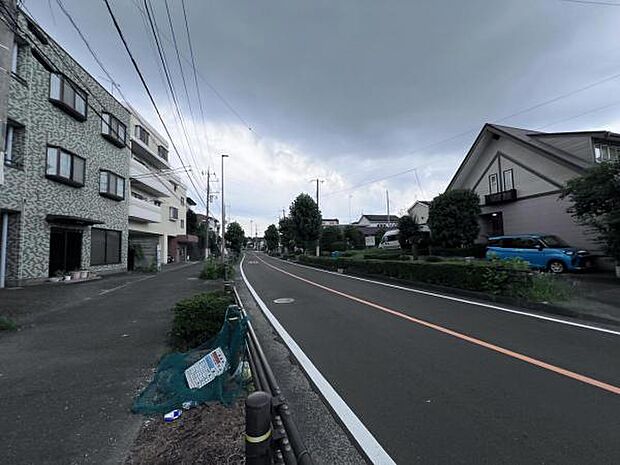 前面道路を含めた現地写真です。