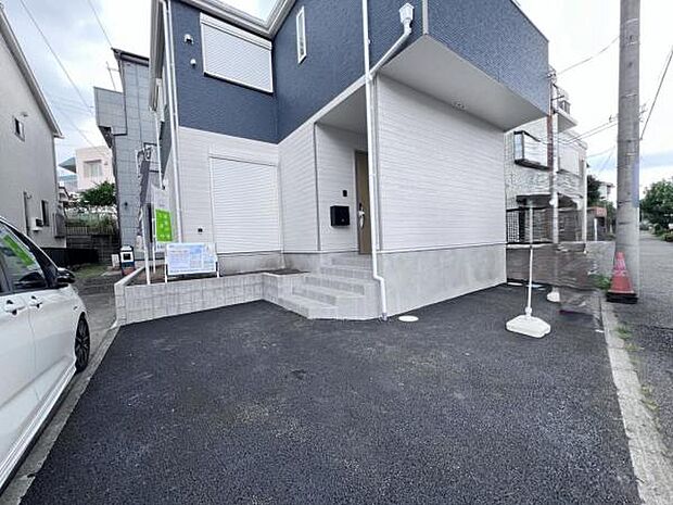 駐車場です。前面道路との高低差も少なく、スムーズに出入りできます。