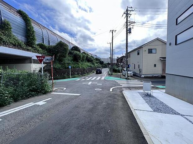 前面道路を含めた現地写真です。