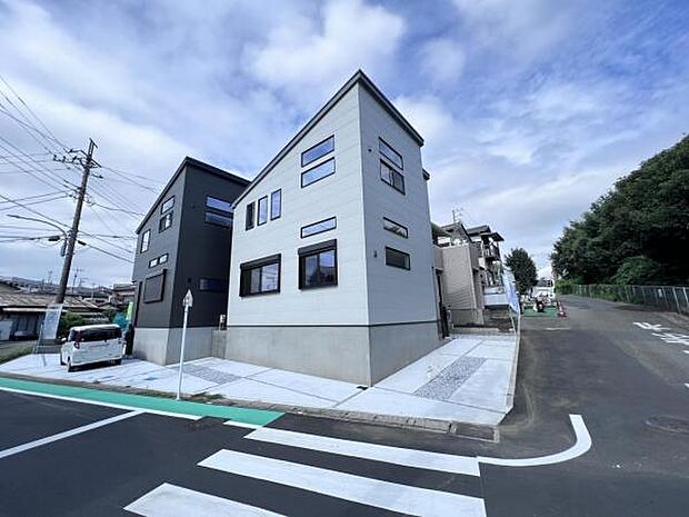 2台分駐車可能です。 自転車もおけますよ