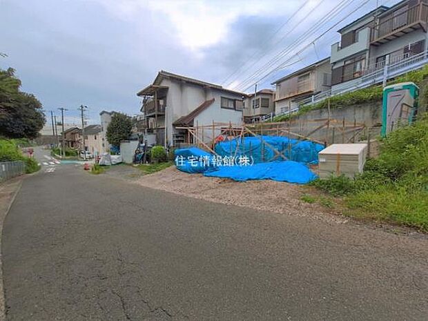 前面道路を含めた現地写真です。
