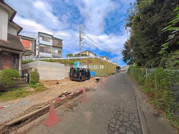 前面道路を含めた現地写真です。