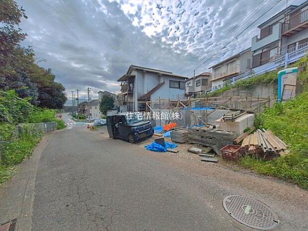 前面道路を含めた現地写真です。