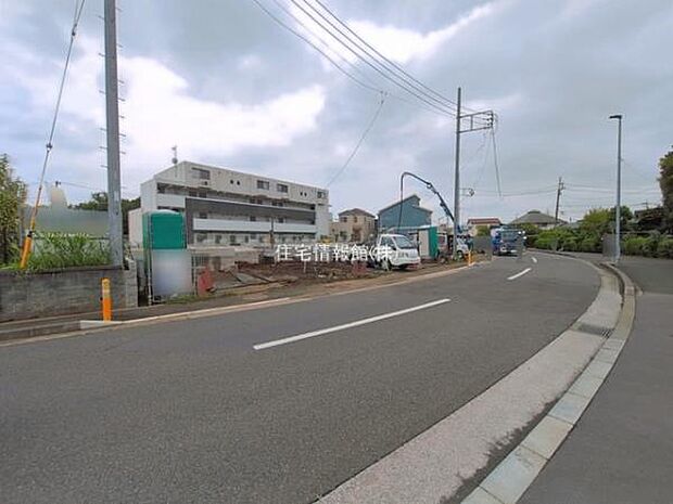 前面道路を含めた現地写真です。