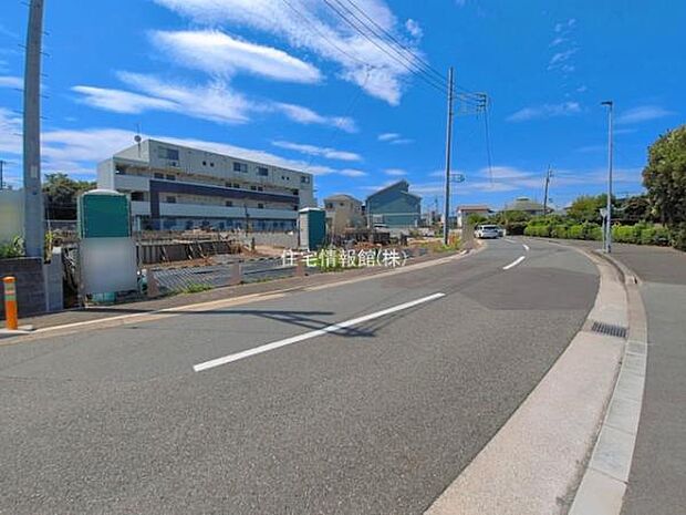 前面道路を含めた現地写真です。