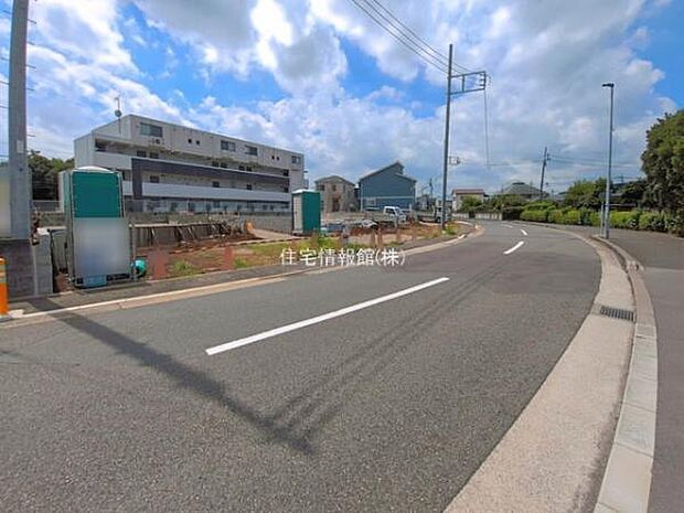 前面道路を含めた現地写真です。