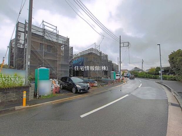 前面道路を含めた現地写真です。