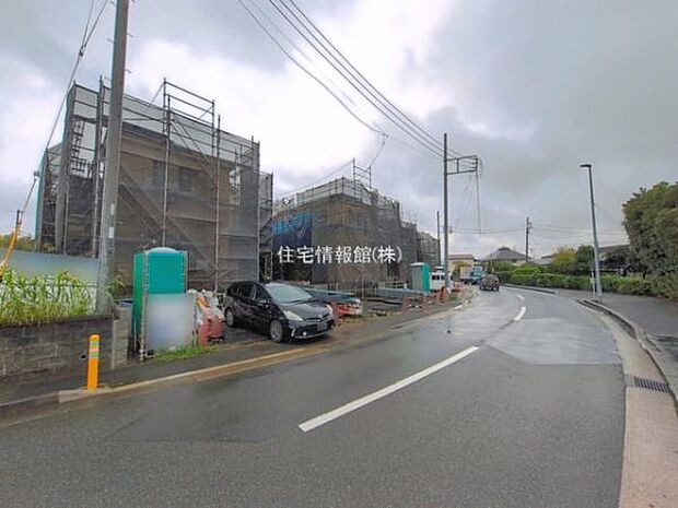前面道路を含めた現地写真です。