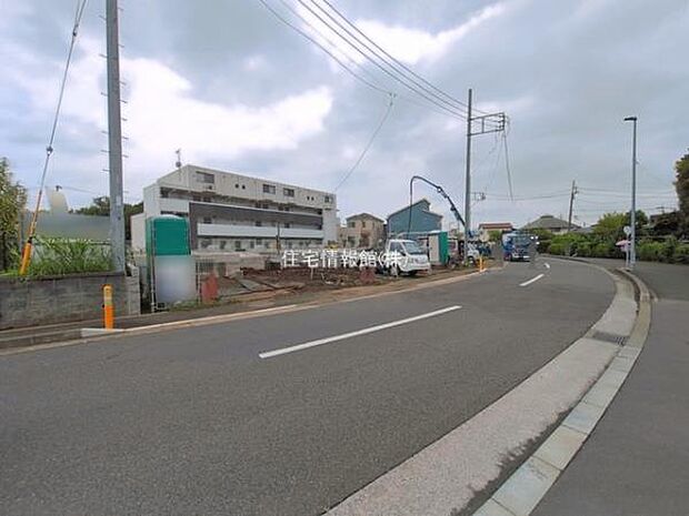 前面道路を含めた現地写真です。