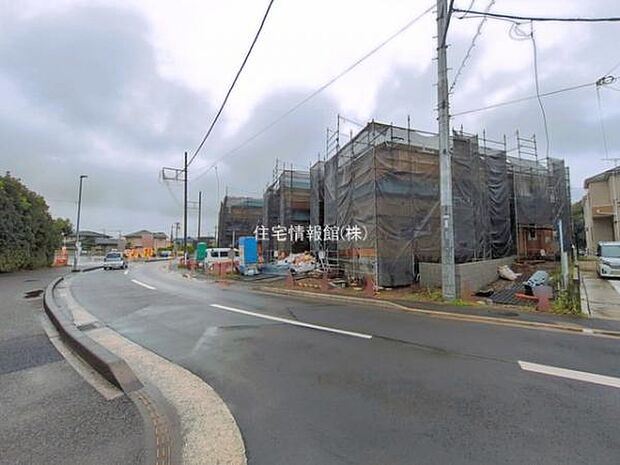 前面道路を含めた現地写真です。