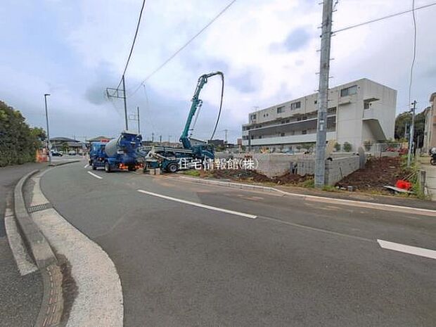 前面道路を含めた現地写真です。