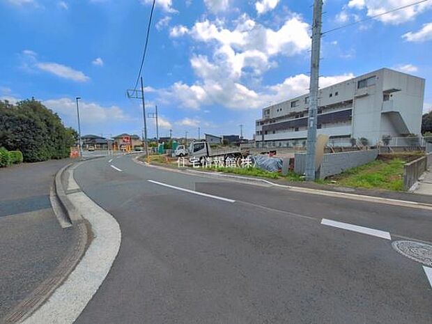 前面道路を含めた現地写真です。