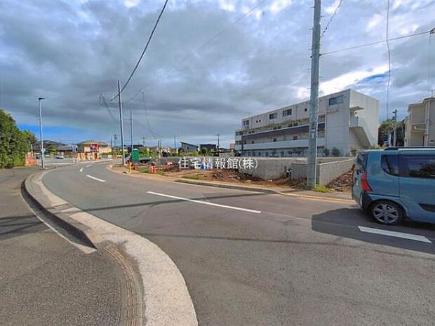 前面道路を含めた現地写真です。