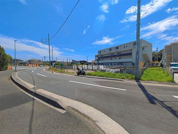 前面道路を含めた現地写真です。