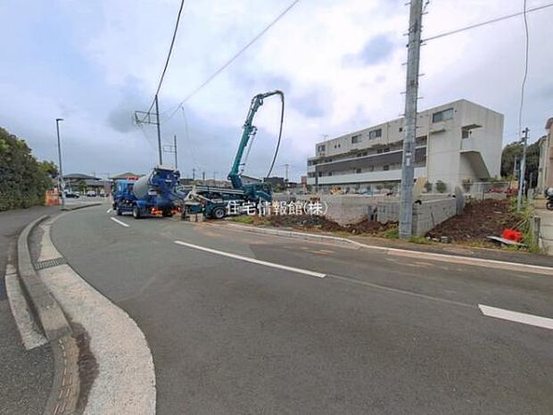 前面道路を含めた現地写真です。
