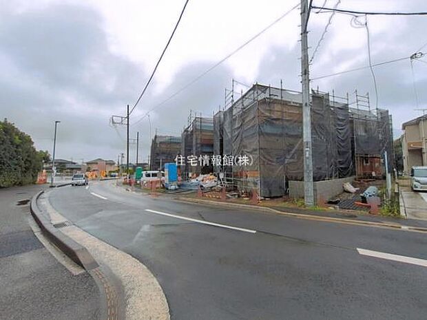 前面道路を含めた現地写真です。
