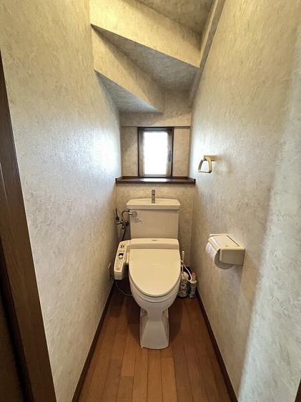 階段下スペースを有効活用したトイレです。