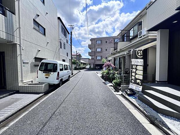 前面道路を含めた現地写真です。