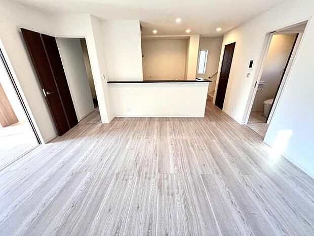 お食事中もキッチンと会話が楽しめるダイニングスペース。