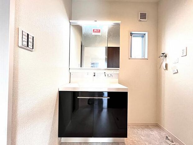 洗面化粧台です。朝の身支度から1日が始まります。