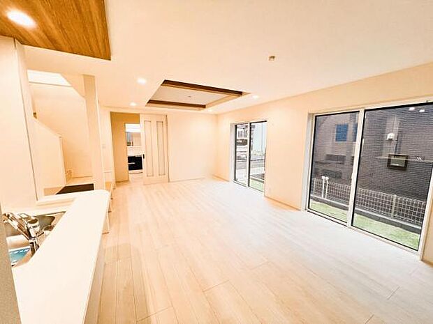 お食事中もキッチンと会話が楽しめるダイニングスペース。