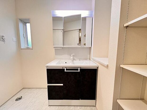 洗面化粧台です。朝の身支度から1日が始まります。