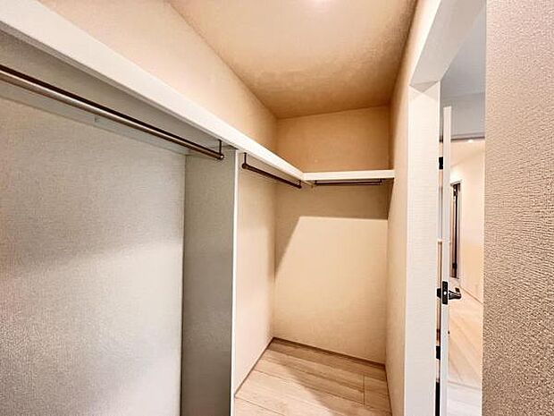 いつでもお部屋をスッキリお使い頂ける収納スペースを設置。