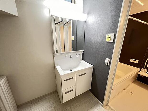 洗面化粧台です。朝の身支度から1日が始まります。