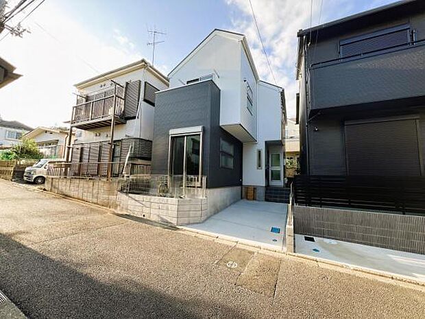 前面道路を含めた現地写真です。