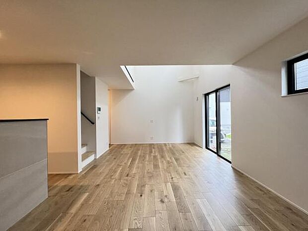 リフォーム済みの美しいダイニング。お食事中もキッチンの奥様との会話も楽しいカウンターキッチンを採用。