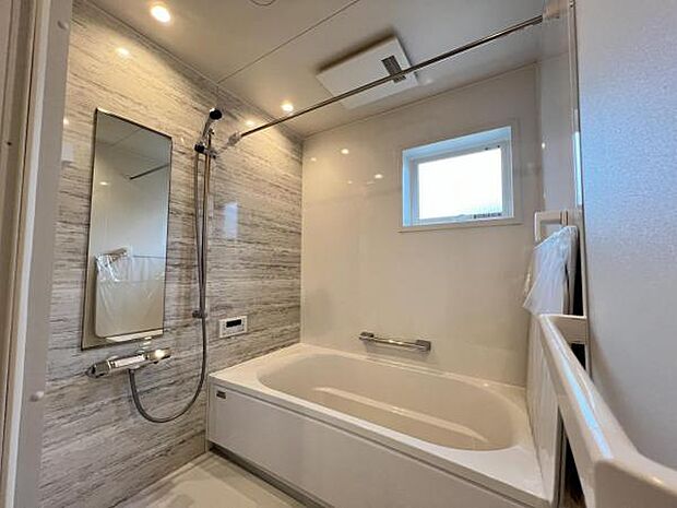 水はけがよくお手入れしやすいシステムバス、シャンプー類をしまえる便利な棚付きです