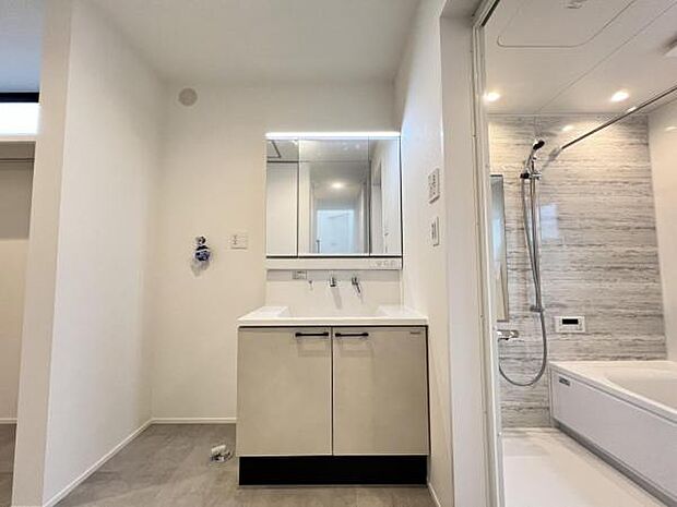 使用頻度の高い物にすぐ手が届く、棚収納付きの洗面化粧台です