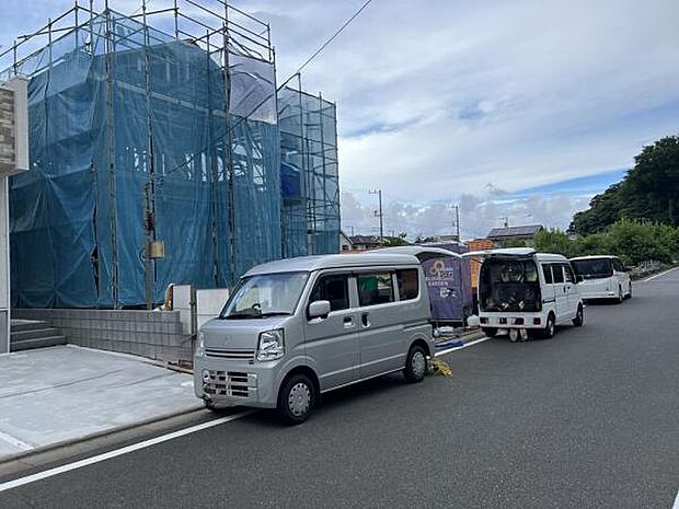 前面道路を含めた現地写真です。