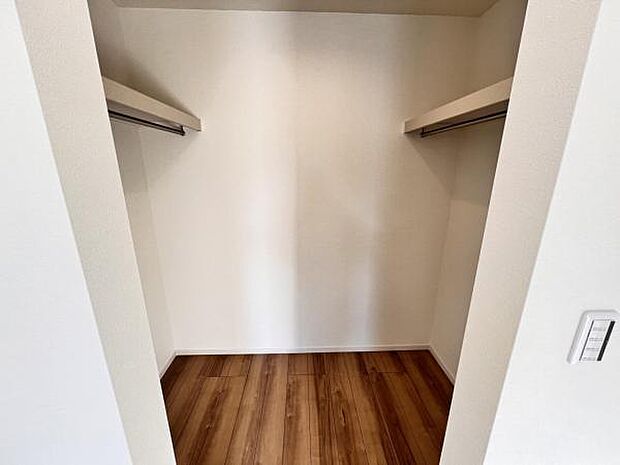 いつでもお部屋をスッキリお使い頂ける収納スペースを設置。