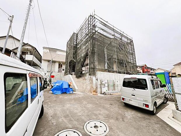 前面道路を含めた現地写真です。