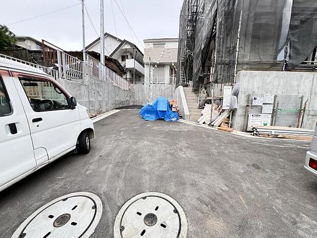 前面道路を含めた現地写真です。