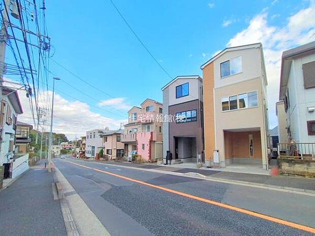 前面道路を含めた現地写真です。