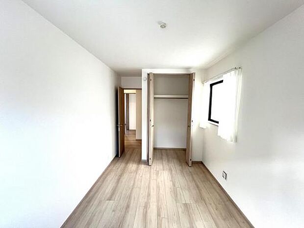 いつでもお部屋をスッキリお使い頂ける収納スペースを設置。