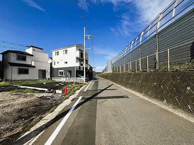 前面道路を含めた現地写真です。