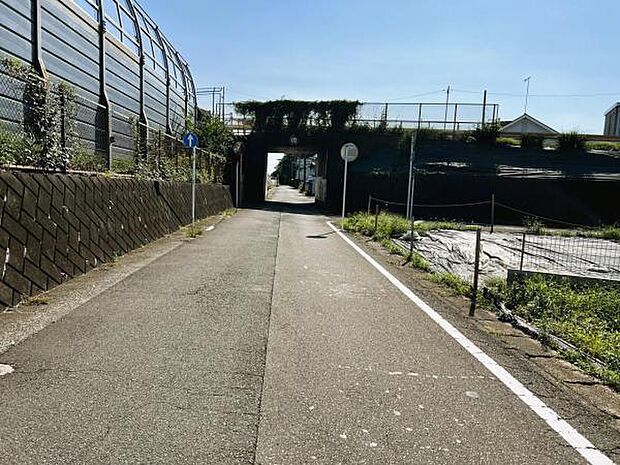 前面道路を含めた現地写真です。