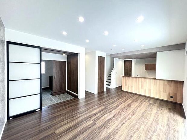 お食事中もキッチンと会話が楽しめるダイニングスペース。