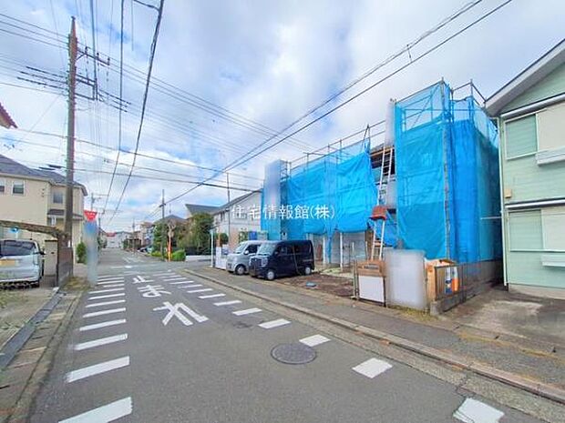 前面道路を含めた現地写真です。