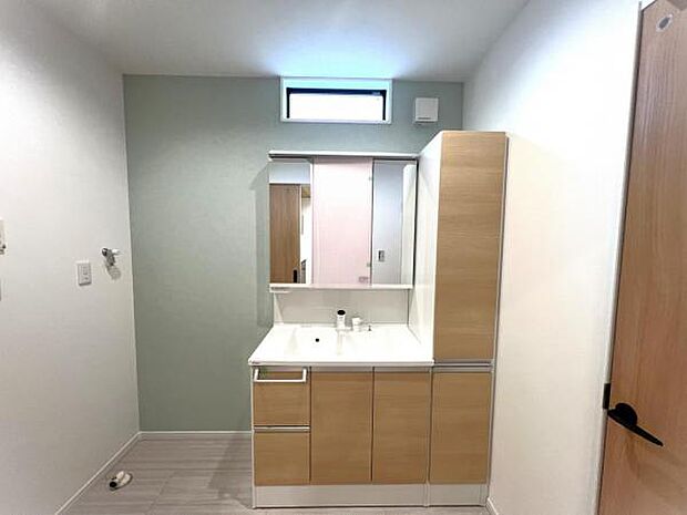 洗面化粧台です。朝の身支度から1日が始まります。