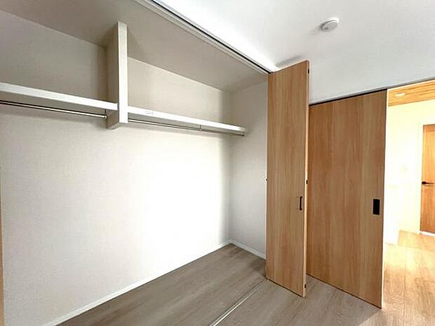 いつでもお部屋をスッキリお使い頂ける収納スペースを設置。