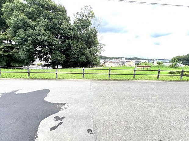 前面道路を含めた現地写真です。