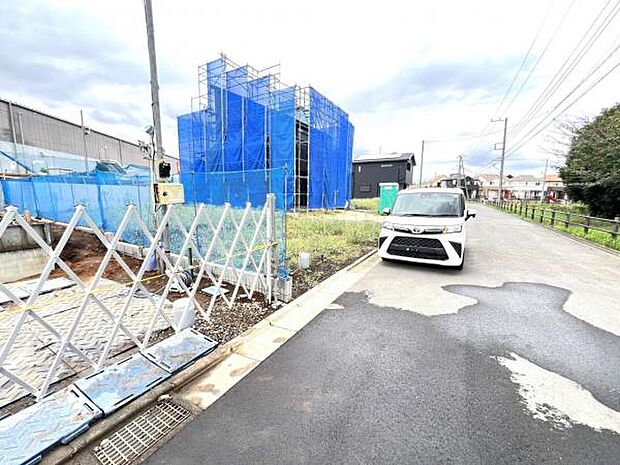 前面道路を含めた現地写真です。