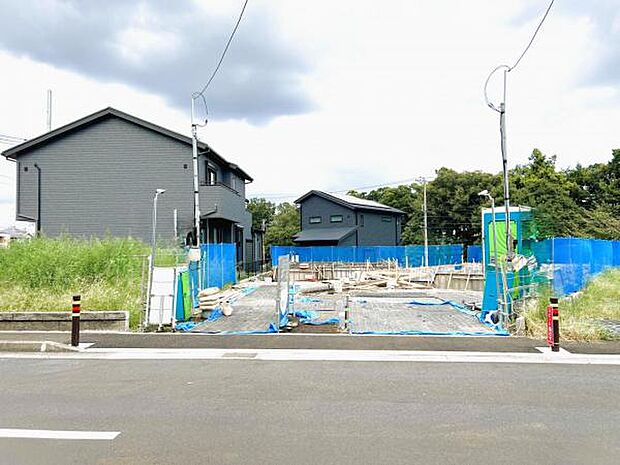 前面道路を含めた現地写真です。